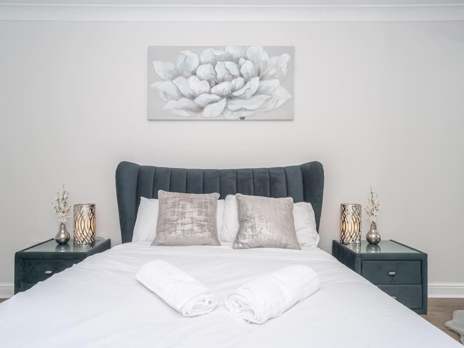 Luxury 2Bed 2Bath Flat In City Centre- Free Parking! Appartement Edinburgh Buitenkant foto