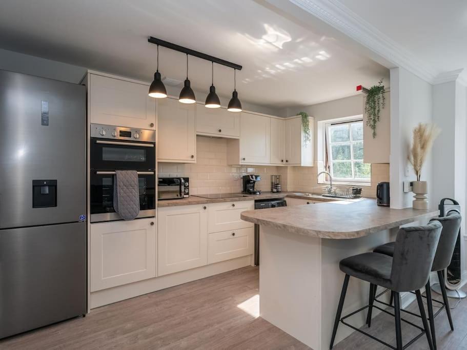 Luxury 2Bed 2Bath Flat In City Centre- Free Parking! Appartement Edinburgh Buitenkant foto