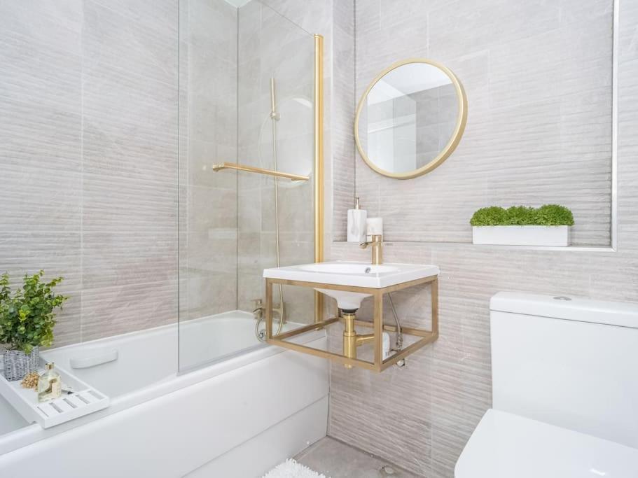 Luxury 2Bed 2Bath Flat In City Centre- Free Parking! Appartement Edinburgh Buitenkant foto