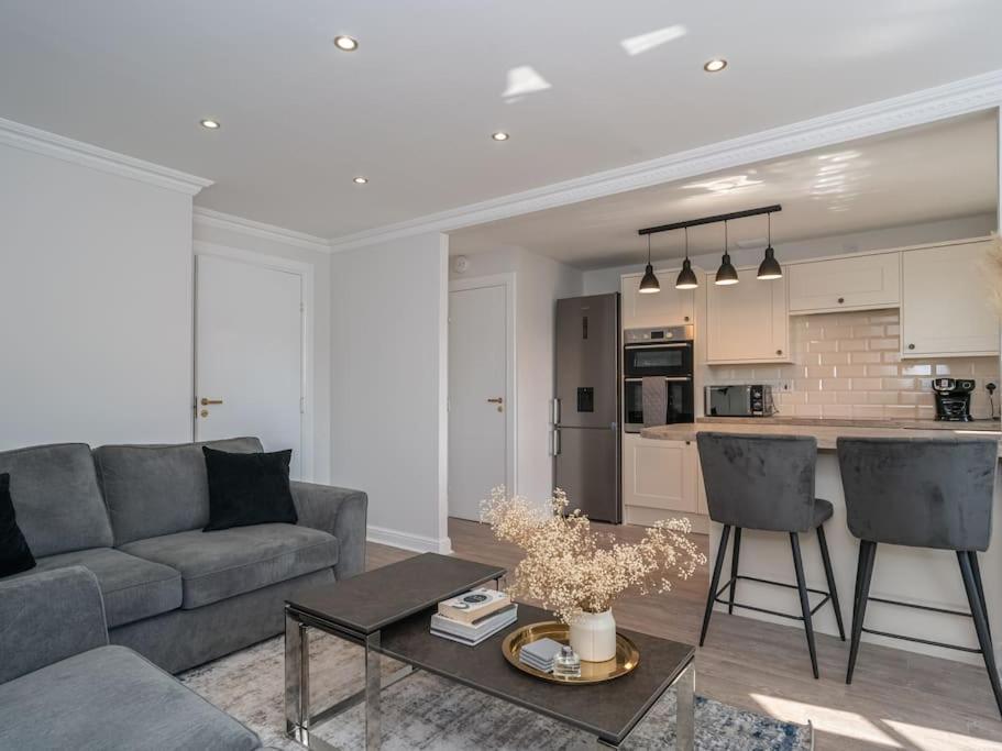Luxury 2Bed 2Bath Flat In City Centre- Free Parking! Appartement Edinburgh Buitenkant foto