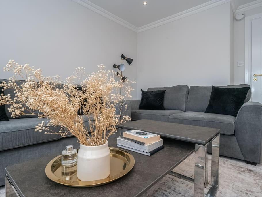 Luxury 2Bed 2Bath Flat In City Centre- Free Parking! Appartement Edinburgh Buitenkant foto