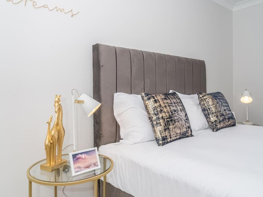 Luxury 2Bed 2Bath Flat In City Centre- Free Parking! Appartement Edinburgh Buitenkant foto