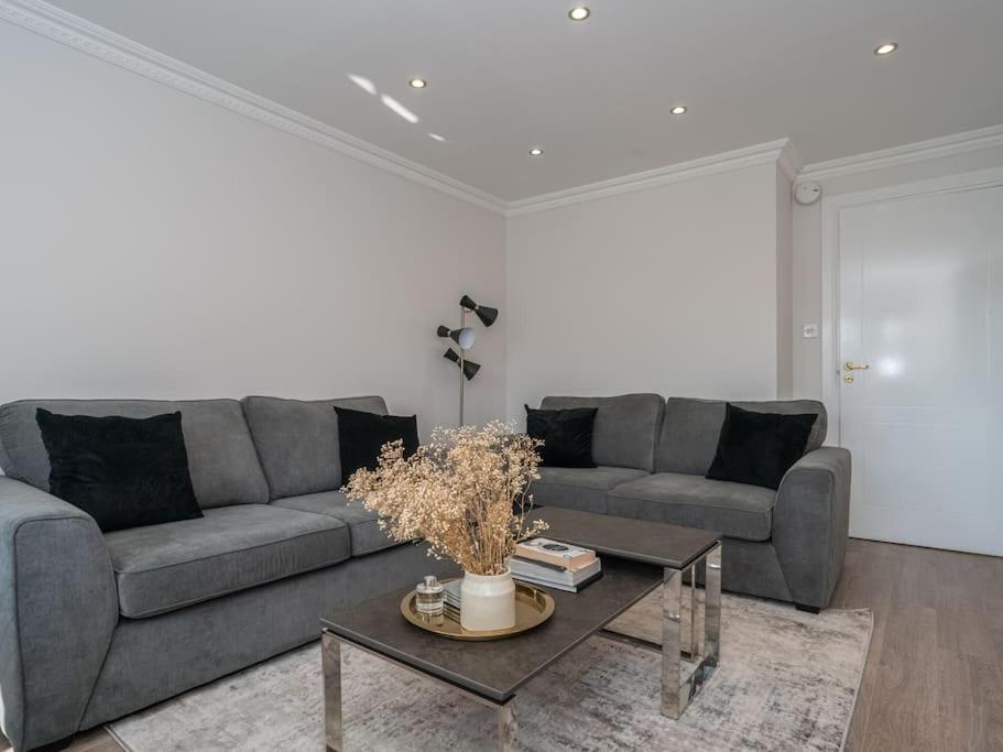 Luxury 2Bed 2Bath Flat In City Centre- Free Parking! Appartement Edinburgh Buitenkant foto