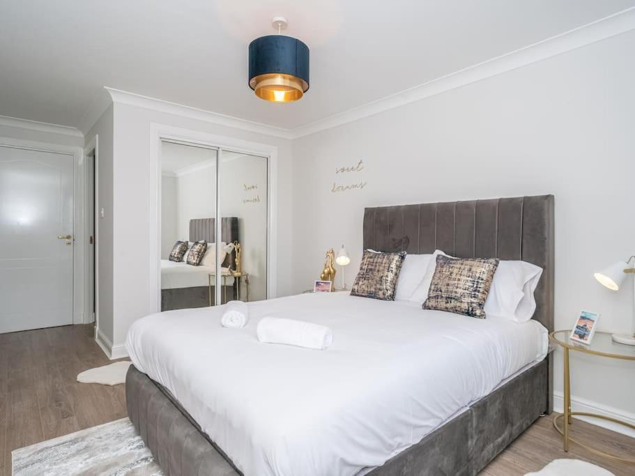 Luxury 2Bed 2Bath Flat In City Centre- Free Parking! Appartement Edinburgh Buitenkant foto