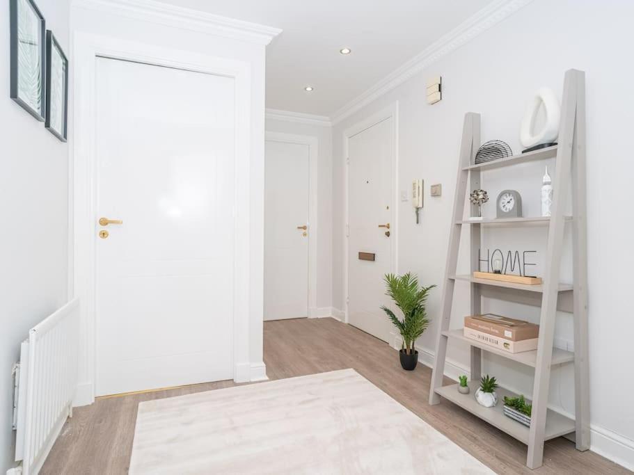 Luxury 2Bed 2Bath Flat In City Centre- Free Parking! Appartement Edinburgh Buitenkant foto